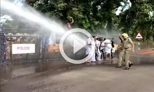 മുഖ്യമന്ത്രിക്ക്​ നേരെ കണ്ണൂരിലും പ്രതിഷേധം; പൊലീസ്​ ലാത്തി വീശി