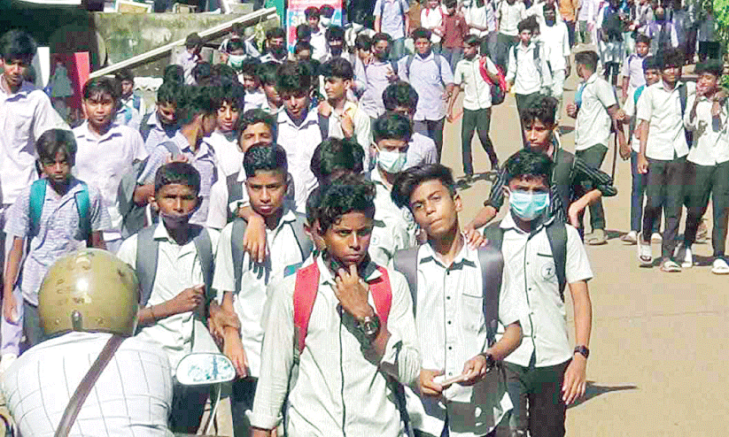 പൂക്കോട്ടുംപാടം ഹൈസ്കൂൾ റോഡിലെ ഗതാഗത നിയന്ത്രണം; പ്രതിഷേധമുയരുന്നു പൂക്കോട്ടുംപാടം ഹൈസ്കൂൾ റോഡിലെ ഗതാഗത നിയന്ത്രണം; പ്രതിഷേധമുയരുന്നു