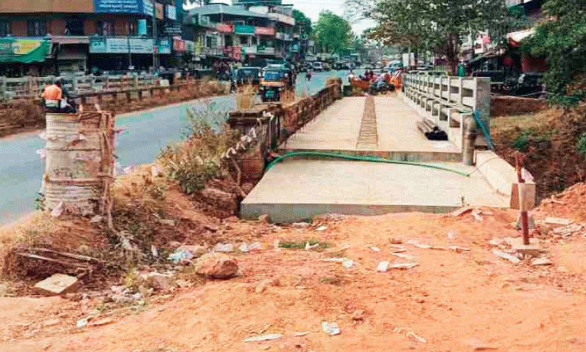 കാഞ്ഞിരപ്പുഴ കനാൽ പാലം തുറന്നില്ല; യാത്രക്കാർക്ക് ദുരിതം
