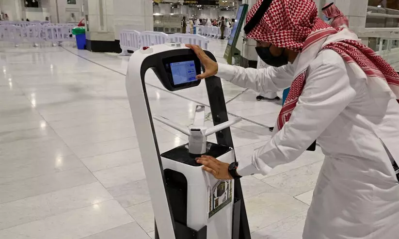 ഹ​റ​മി​ൽ സേ​വ​ന​ത്തി​ന്​ റോ​ബോ​ട്ടു​ക​ൾ