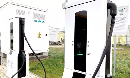 ഹൈ​വേ​ക​ളി​ൽ അ​തി​വേ​ഗ ഇ.​വി ചാ​ർ​ജി​ങ്​ സ്റ്റേ​ഷ​നു​ക​ൾ സ്ഥാ​പി​ക്കും