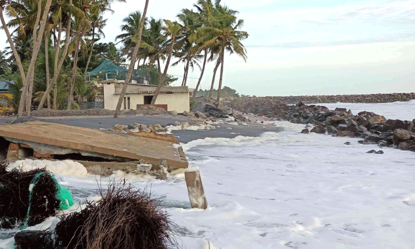 കടൽ ഇരച്ചുകയറുന്നു; ആറാട്ടുപുഴയിൽ ദുരിതം കടൽ ഇരച്ചുകയറുന്നു; ആറാട്ടുപുഴയിൽ ദുരിതം