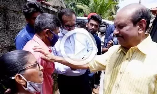 കാല് നഷ്ടപ്പെട്ട ഭർത്താവിനായി സഹായം ചോദിച്ച് വീട്ടമ്മ, ചേർത്ത്പിടിച്ച് എം.എ യൂസുഫലി കാല് നഷ്ടപ്പെട്ട ഭർത്താവിനായി സഹായം ചോദിച്ച് വീട്ടമ്മ, ചേർത്ത്പിടിച്ച് എം.എ യൂസുഫലി