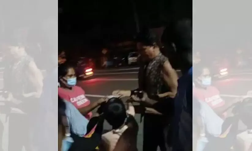 ശ്രീലങ്കയിൽ ജനങ്ങൾക്ക് പണം വിതരണം ചെയ്ത് ഇന്ത്യൻ വ്യവസായി; ഒടുവിൽ പൊലീസ് പിടിയിൽ