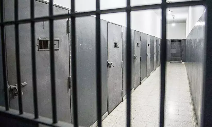 ജയിൽ നിറഞ്ഞു; സുരക്ഷ പരിശോധനയുടെ വേഗം കുറക്കും ജയിൽ നിറഞ്ഞു; സുരക്ഷ പരിശോധനയുടെ വേഗം കുറക്കും