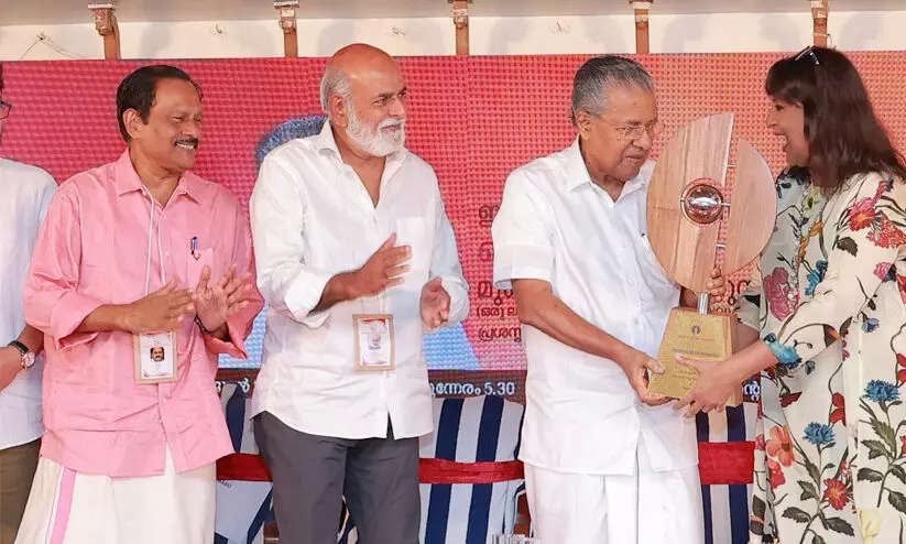 പ്രവാസികൾ കേരളത്തിന്റെ അംബാസഡര്മാരാകണം –മുഖ്യമന്ത്രി പ്രവാസികൾ കേരളത്തിന്റെ അംബാസഡര്മാരാകണം –മുഖ്യമന്ത്രി