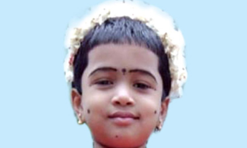 girl was bitten by snake girl was bitten by snake