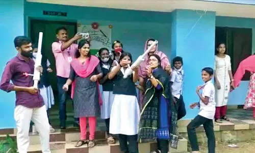 വന്യമൃഗങ്ങളെ തുരത്താൻ കാർബൈഡ് ഗണ്ണുകളുമായി വിദ്യാർഥികൾ