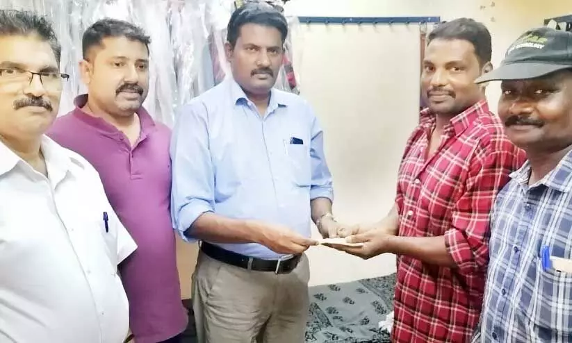 നട്ടെല്ലിന് പരിക്കേറ്റ തൊഴിലാളിയെ നവയുഗം നാട്ടിലേക്കയച്ചു