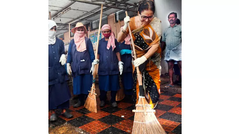 ഒന്നിച്ചിറങ്ങി സെൻട്രൽ മാർക്കറ്റ് ശുചീകരിച്ചു