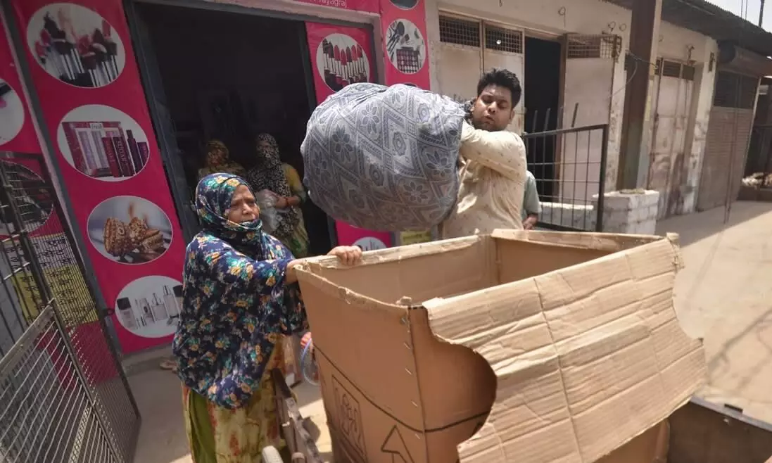 കിടപ്പാടം നഷ്ടപ്പെട്ട് തെരുവിലിറങ്ങേണ്ടി വരും; പ്രയാഗ് രാജ് പ്രതിപ്പട്ടികയിലുള്ളവരുടെ കുടുംബം ഭീതിയുടെ നിഴലിൽ കിടപ്പാടം നഷ്ടപ്പെട്ട് തെരുവിലിറങ്ങേണ്ടി വരും; പ്രയാഗ് രാജ് പ്രതിപ്പട്ടികയിലുള്ളവരുടെ കുടുംബം ഭീതിയുടെ നിഴലിൽ