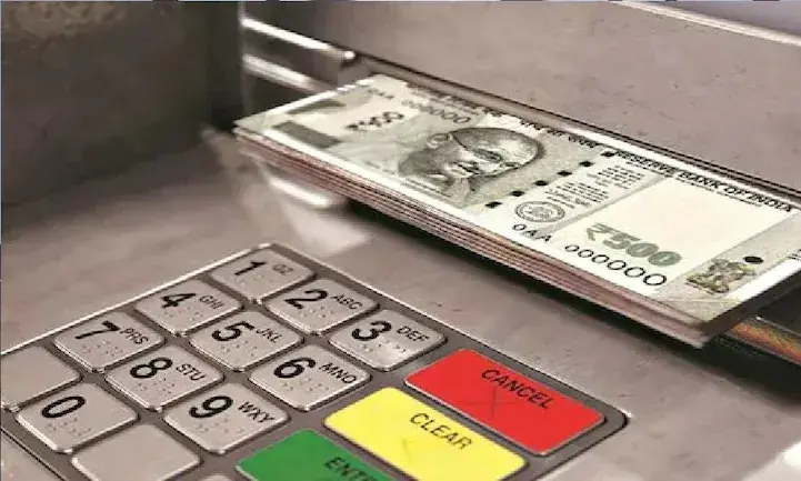 അഞ്ചിരട്ടി പണം തന്ന് എ.ടി.എം, ഓടിക്കൂടി ആളുകൾ അഞ്ചിരട്ടി പണം തന്ന് എ.ടി.എം, ഓടിക്കൂടി ആളുകൾ