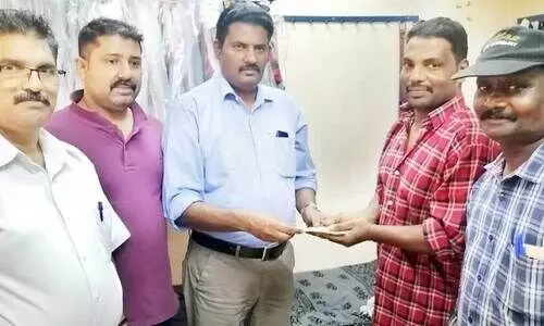 നട്ടെല്ലിന് പരിക്കേറ്റ തൊഴിലാളിയെ നവയുഗം നാട്ടിലേക്കയച്ചു