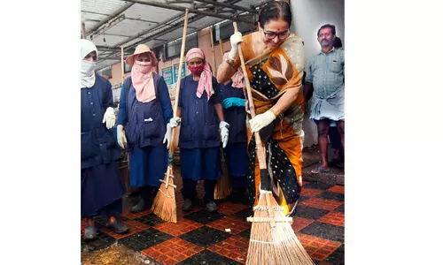 ഒന്നിച്ചിറങ്ങി സെൻട്രൽ മാർക്കറ്റ് ശുചീകരിച്ചു