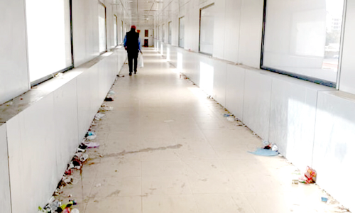 ഹൈടെക് നടപ്പാലങ്ങളിൽ മാലിന്യം തള്ളി സഞ്ചാരികൾ