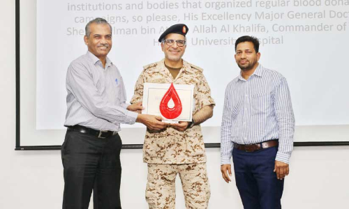 രക്തദാനം: ഉപഹാരം ഏറ്റുവാങ്ങി