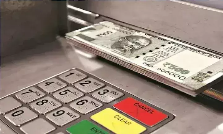 അഞ്ചിരട്ടി പണം തന്ന് എ.ടി.എം, ഓടിക്കൂടി ആളുകൾ അഞ്ചിരട്ടി പണം തന്ന് എ.ടി.എം, ഓടിക്കൂടി ആളുകൾ