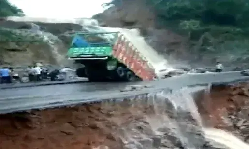 മേഘാലയയിൽ കനത്ത മഴ; ദേശീയ പാതയിലെ ഗർത്തത്തിൽ ട്രക്ക് മറിഞ്ഞു VIDEO