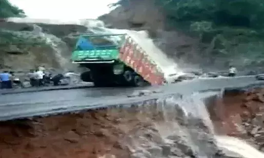 മേഘാലയയിൽ കനത്ത മഴ; ദേശീയ പാതയിലെ ഗർത്തത്തിൽ ട്രക്ക് മറിഞ്ഞു VIDEO