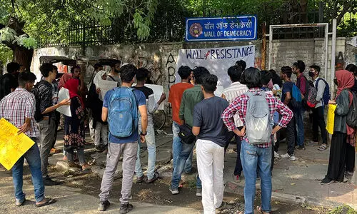 വാൾ ഓഫ് ഡെമോക്രസിയിൽ അഫ്രീൻ ഫാത്തിമക്ക് ഐക്യദാർഢ്യം