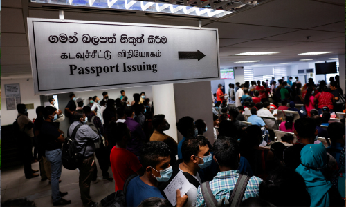 ഭക്ഷണമില്ല, പാചകവാതകവുമില്ല; ലങ്കക്കാർക്ക് നാടുവിടാൻ പാസ്പോർട്ട് വേണം