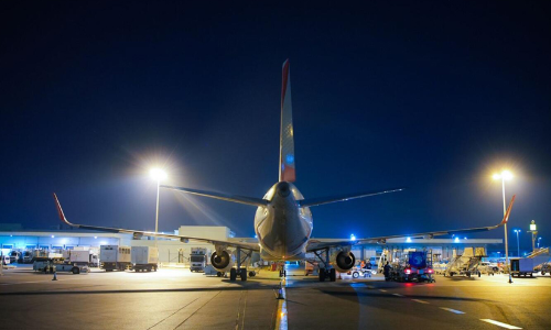 അ​ബൂ​ദ​ബി വി​മാ​ന​ത്താ​വ​ള റ​ൺ​വേ​യി​ൽ പു​തി​യ വെ​ളി​ച്ച സം​വി​ധാ​നം