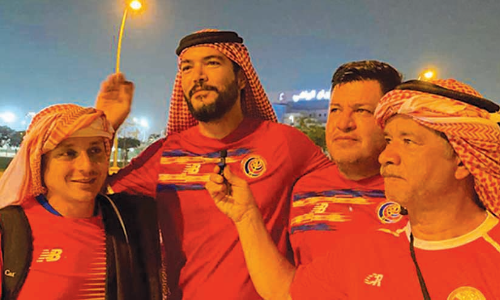 ആരാധകക്കൂട്ടങ്ങളുടെ അറേബ്യൻ വേഷപ്പകർച്ച