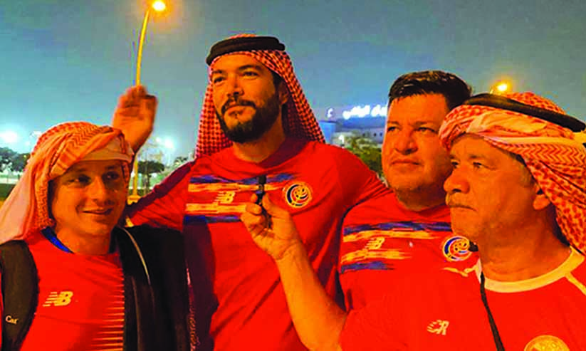 ആരാധകക്കൂട്ടങ്ങളുടെ അറേബ്യൻ വേഷപ്പകർച്ച ആരാധകക്കൂട്ടങ്ങളുടെ അറേബ്യൻ വേഷപ്പകർച്ച