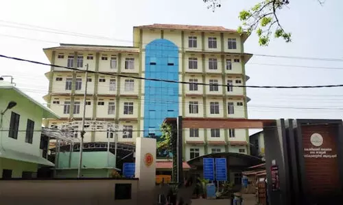 ഡോക്ടർ എന്നുണ്ടാവുമെന്നന്വേഷിച്ച രോഗിയോട് ലീവില്ലാത്ത ദിവസങ്ങളിൽ ഉണ്ടാവുമെന്ന് മറുപടി; താലൂക്ക് ആശുപത്രി ജീവനക്കാരിയെ പിരിച്ചുവിട്ടു