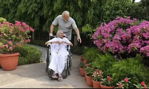 modi with his mother
