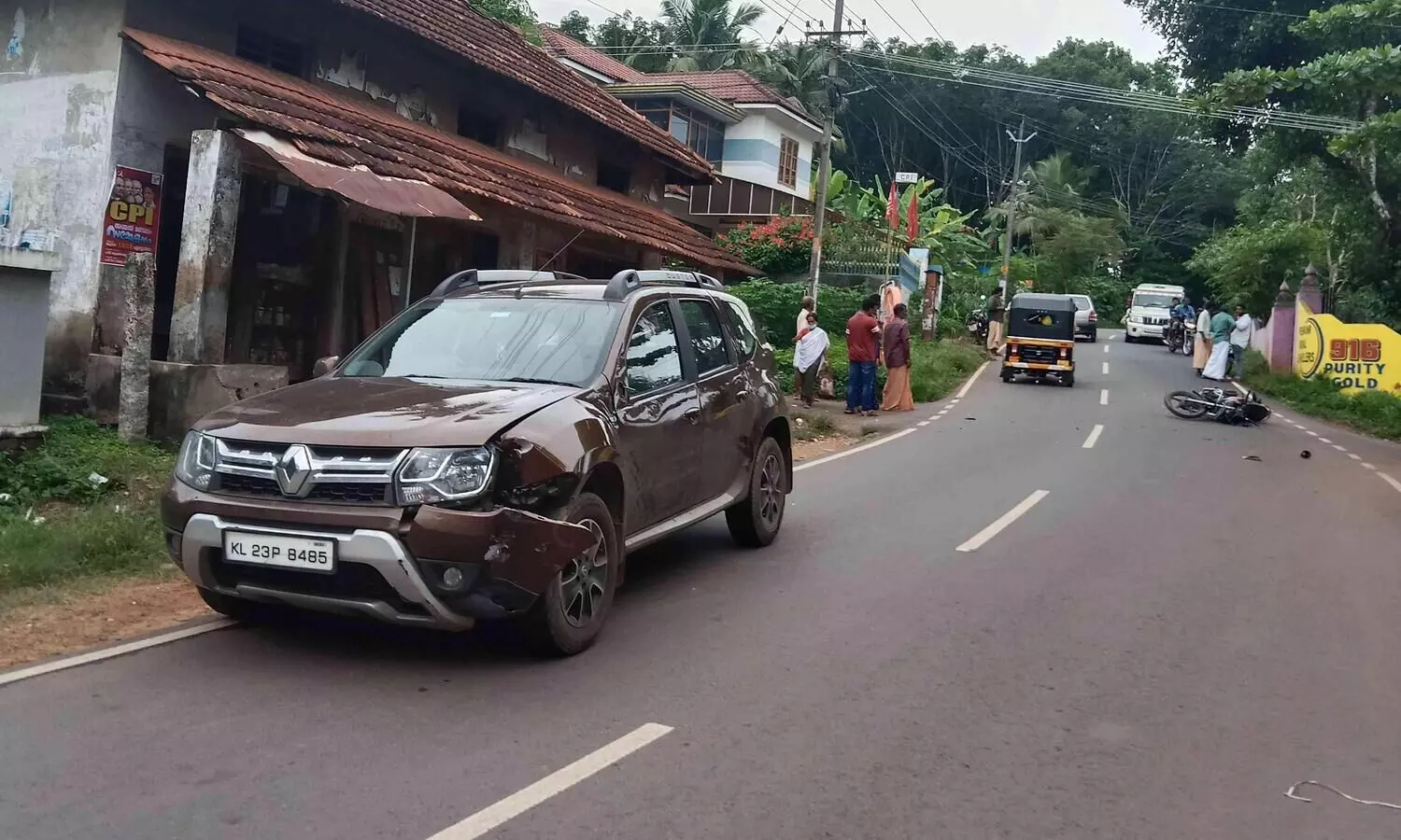 കാറും ബൈക്കും കൂട്ടിയിടിച്ച് മൂന്നുപേർക്ക് പരിക്ക്