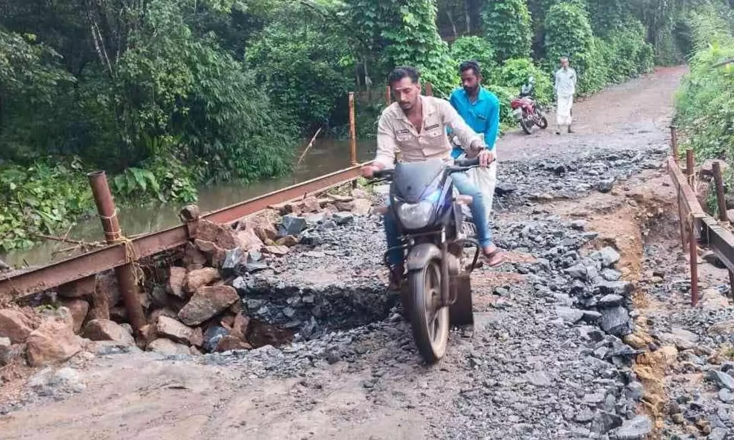 തെച്ചിയിലെ താൽക്കാലിക പാലം കനത്ത മഴയിൽ തകർന്നു
