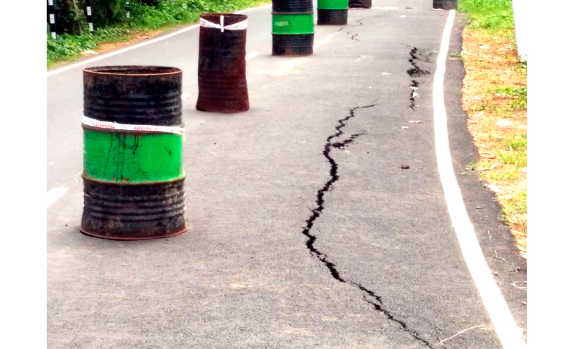 കല്ലടയാർ തീരത്തെ റോഡ് വിണ്ടുകീറുന്നു; ഭീതിയോടെ നെൽപ്പുരക്കുന്ന് ഗ്രാമം കല്ലടയാർ തീരത്തെ റോഡ് വിണ്ടുകീറുന്നു; ഭീതിയോടെ നെൽപ്പുരക്കുന്ന് ഗ്രാമം