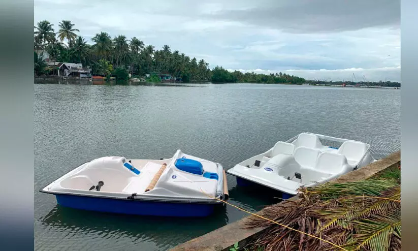 boatiboating to enjoy the views of Kumbalanging to enjoy the views of Kumbalangi