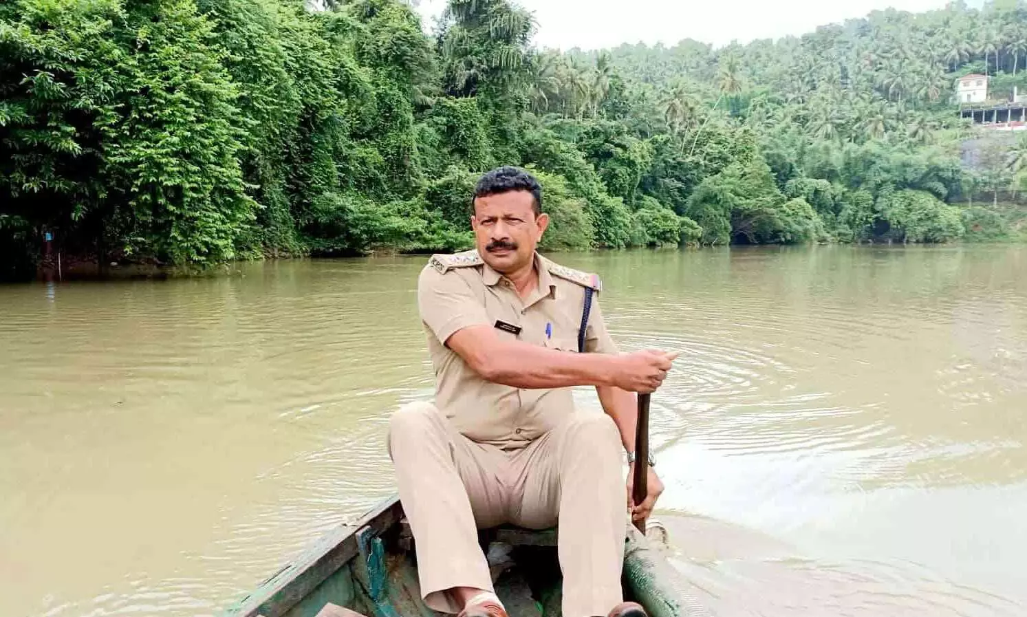 കടലുണ്ടിപ്പുഴയിൽ പൊലീസ് റെയ്ഡ് :  മൂന്ന് അനധികൃത മണൽത്തോണികൾ നശിപ്പിച്ചു