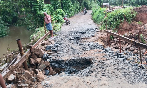 തെച്ചിയിലെ താൽക്കാലിക പാലം തകർന്നു; ഗതാഗതം നിലച്ചു