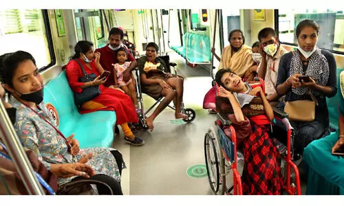 കേരള മെട്രോ ഡേ; പാട്ടും കളിയും ചിരിയുമായി കുട്ടികളും ഉദ്യോഗസ്ഥരും