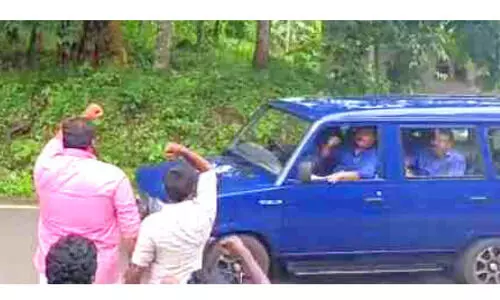 ആ​ശു​പ​ത്രി​യു​ടെ മേ​ൽ​ക്കൂ​ര ത​ക​ർ​ന്നു​വീ​ണ സം​ഭ​വം; എം.എല്‍.എക്കെതിരെ കരിങ്കൊടി