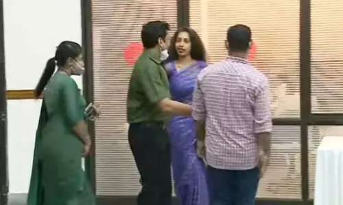 അനിത പുല്ലയിൽ ലോക കേരള സഭയില്‍, പുറത്താക്കി വാച്ച് ആൻഡ് വാർഡ്; വിവാദം