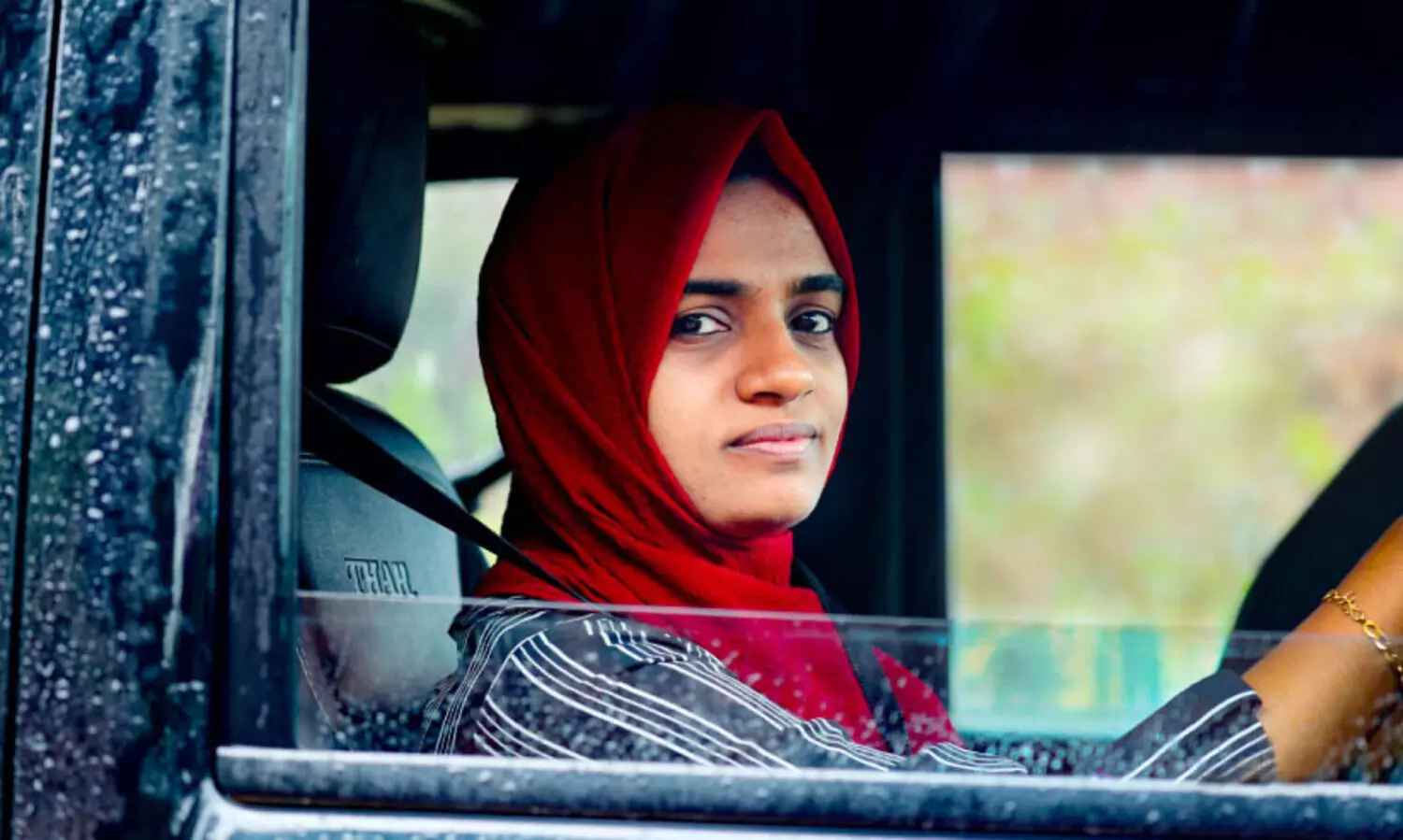 ടീച്ചർ ഫ്രം ഓഫ് റോഡ് ട്രാക്ക്