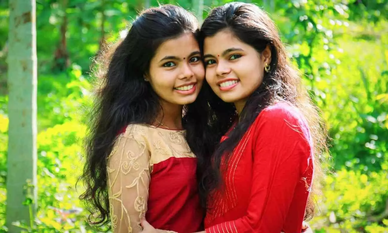 ഇരട്ടകളുടെ ഇരട്ട റാങ്കിന് ഇരട്ടി മധുരം ഇരട്ടകളുടെ ഇരട്ട റാങ്കിന് ഇരട്ടി മധുരം