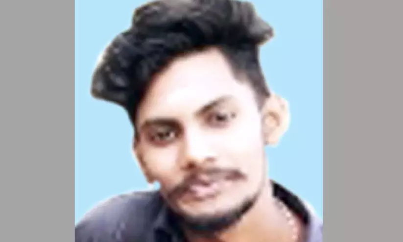 ലോറി കയറി സ്കൂട്ടർ യാത്രികനായ യുവാവ് മരിച്ചു ലോറി കയറി സ്കൂട്ടർ യാത്രികനായ യുവാവ് മരിച്ചു