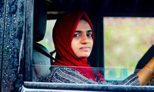 ടീച്ചർ ഫ്രം ഓഫ് റോഡ് ട്രാക്ക്