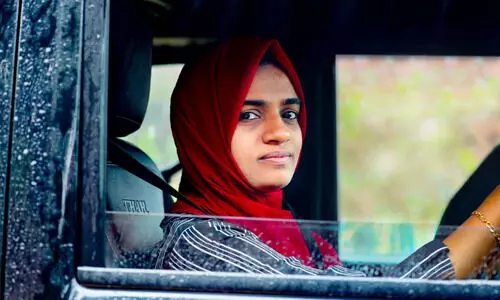 ടീച്ചർ ഫ്രം ഓഫ് റോഡ് ട്രാക്ക്