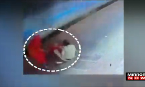 ട്രെയിനിന് മുന്നിൽ നിന്ന് വയോധികയുടെ ജീവൻ രക്ഷിച്ച റെയിൽവേ പൊലീസുകാരന്‍റെ വിഡിയോ വൈറൽ