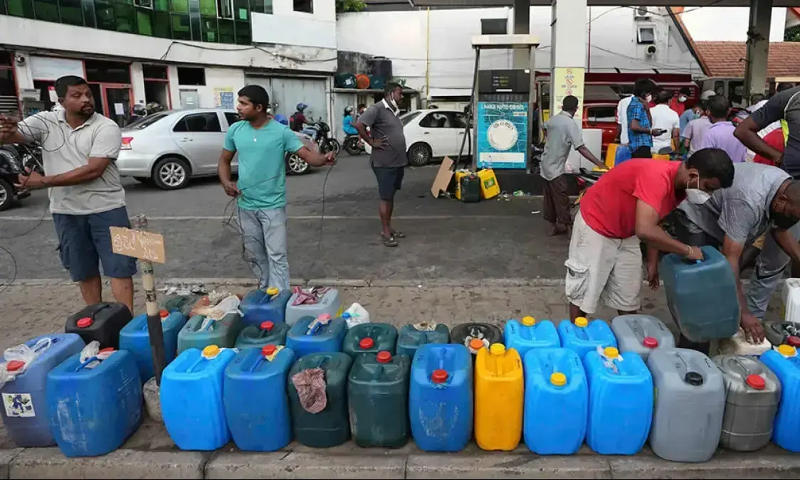 ഇന്ധനക്ഷാമത്തിൽ വീർപ്പുമുട്ടി ശ്രീലങ്ക; പ്രതിഷേധക്കാർക്കുനേരെ സൈന്യം വെടിവെച്ചു