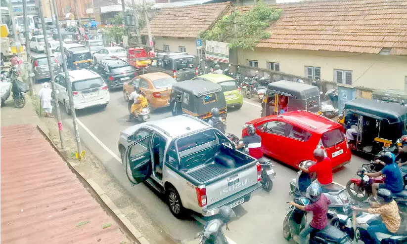 അഴിയുമോ, ഈ കുരുക്ക് എന്നെങ്കിലും? മാനന്തവാടി ടൗണിൽ ദിനംതോറും വർധിച്ച് ഗതാഗതപ്രശ്നം