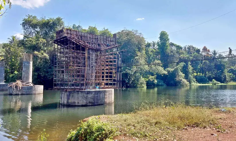 പണി തുടങ്ങിയിട്ട് അഞ്ചുവർഷം; പാലം എവിടെ ?