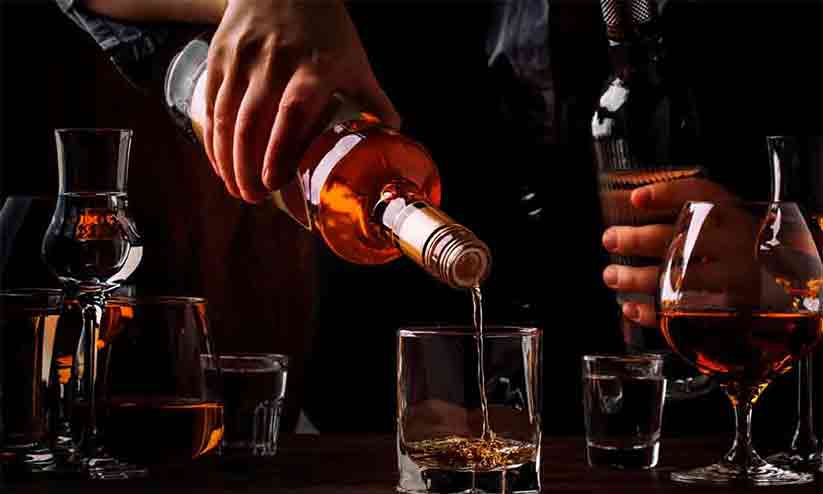 മദ്യവുമായി മൂന്നു വിദേശികൾ പിടിയിൽ മദ്യവുമായി മൂന്നു വിദേശികൾ പിടിയിൽ