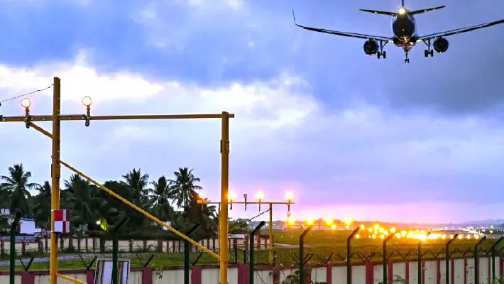 പൈലറ്റുമാർക്ക് ഇനി കാഴ്ച മറയില്ല; തിരുവനന്തപുരം വിമാനത്താവളത്തിലെ റൺവേയിൽ ലൈറ്റിങ് സിസ്റ്റം സ്ഥാപിച്ചു